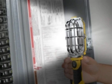 LED-zaklamp heeft een hoge helderheid, een laag stroomverbruik en een lange l...